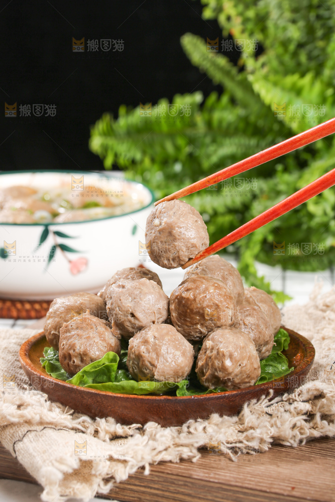 浅底上的牛肉丸