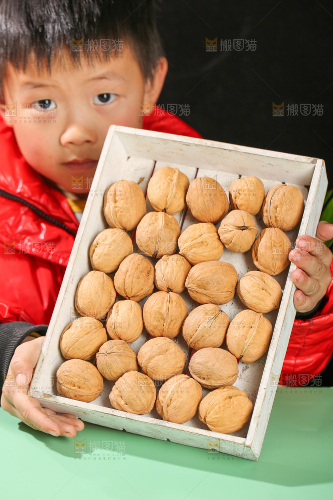 手里拿着核桃
