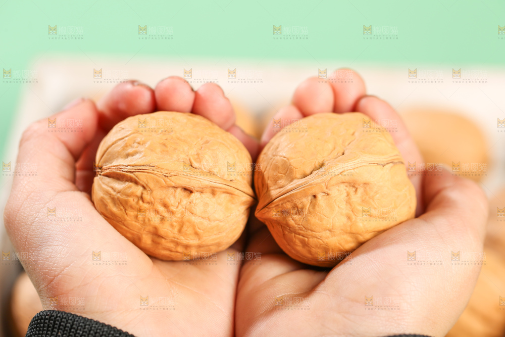 手里拿着核桃