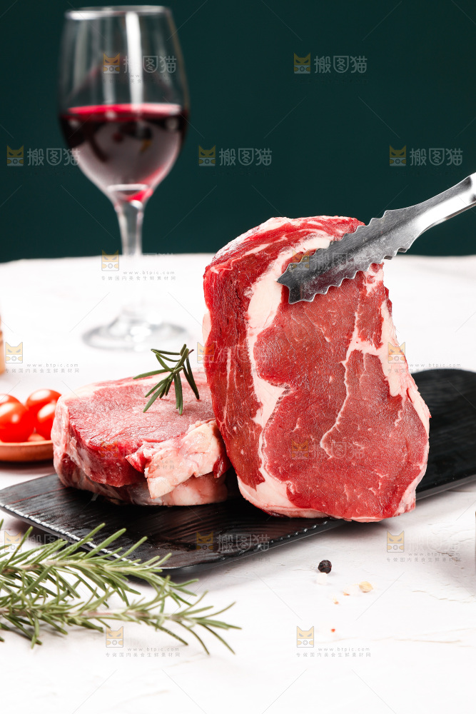 浅底上的新鲜牛排