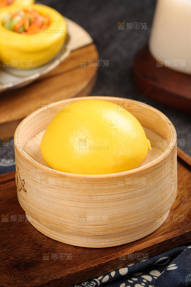 深底上的玉米杂粮窝窝头