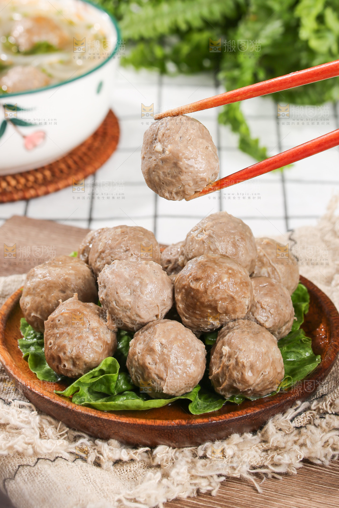 浅底上的牛肉丸