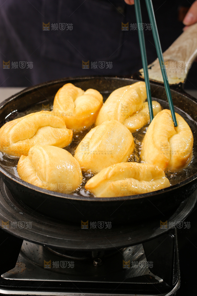 油锅里正在炸着油条