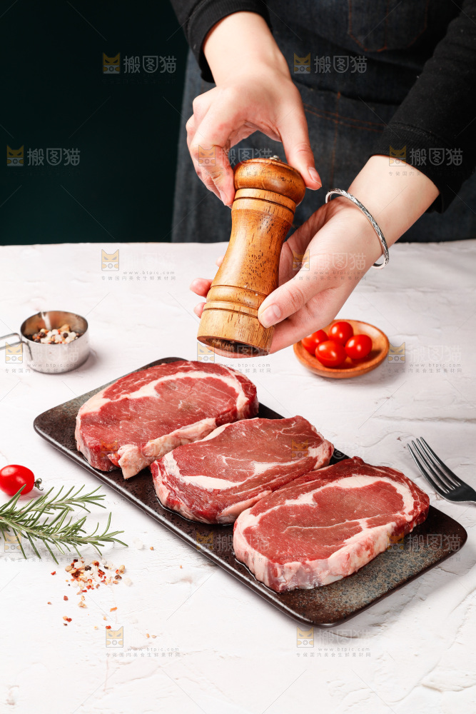 浅底上的新鲜牛排