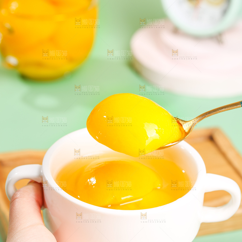 浅底上的黄桃罐头