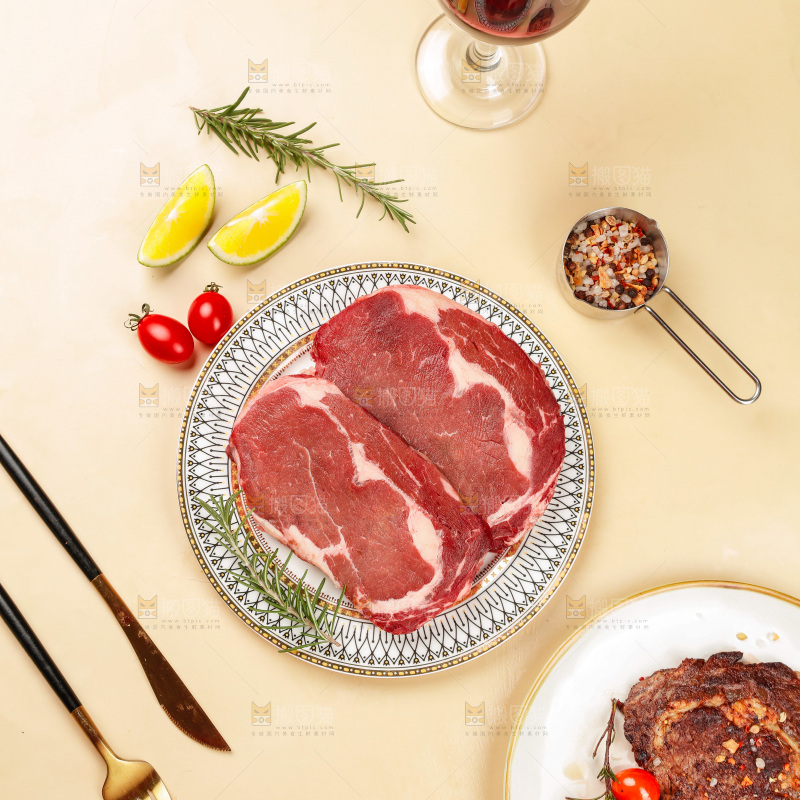 浅底上的新鲜牛排