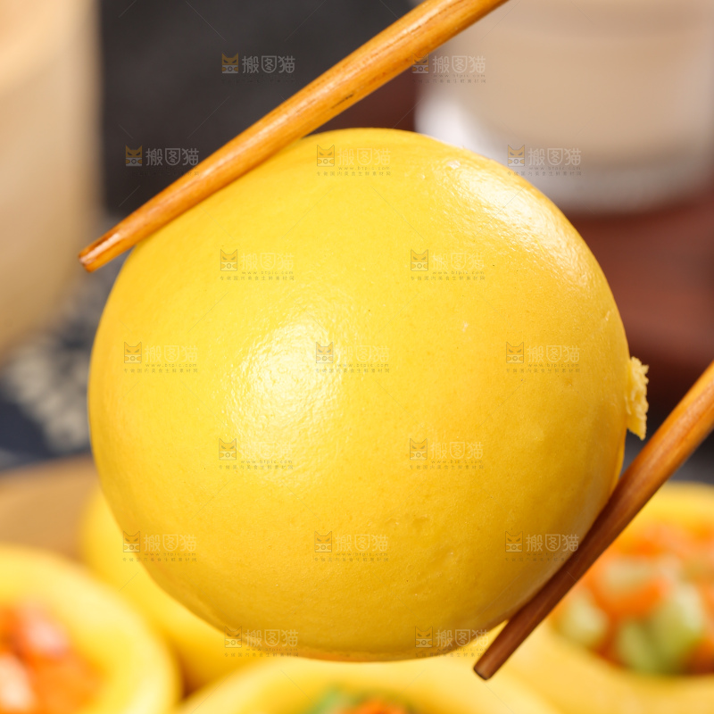 深底上的玉米杂粮窝窝头