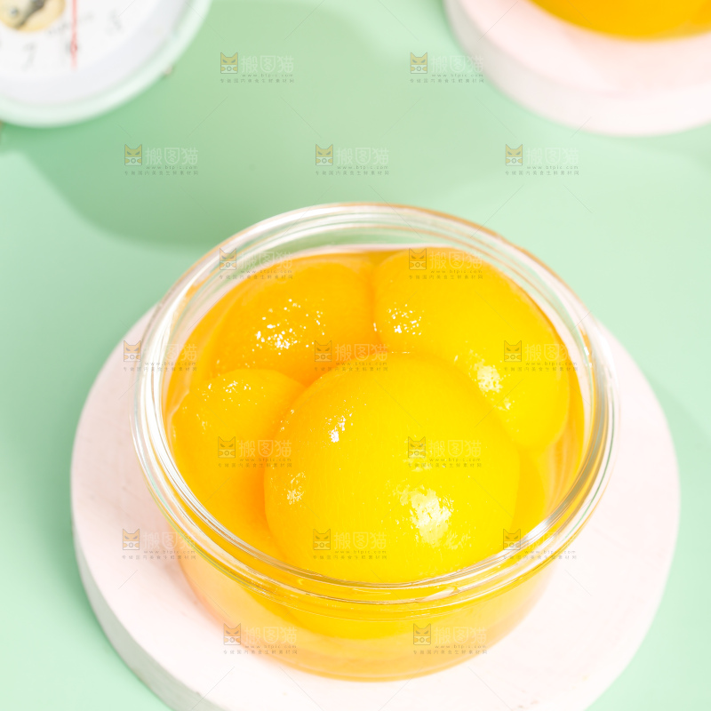 浅底上的黄桃罐头
