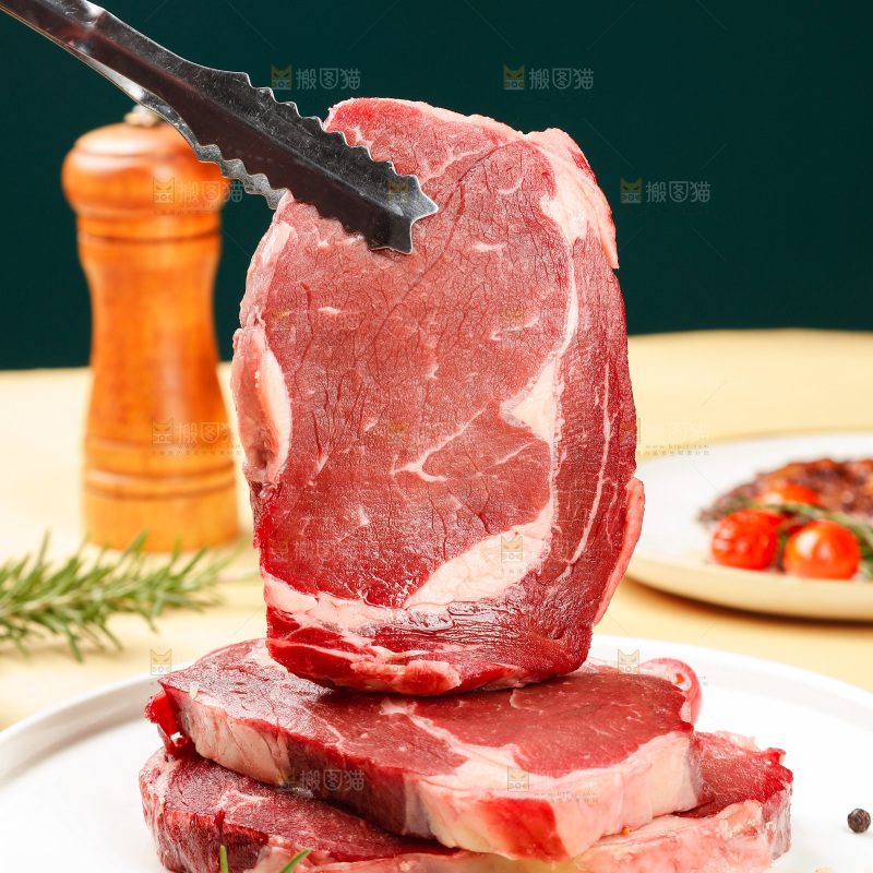 浅底上的新鲜牛排