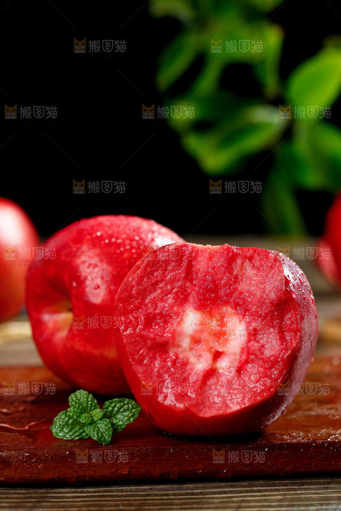 深底上的红肉苹果