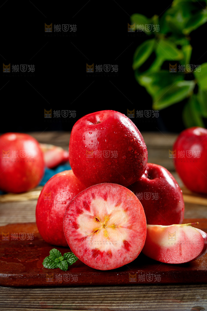 深底上的红肉苹果