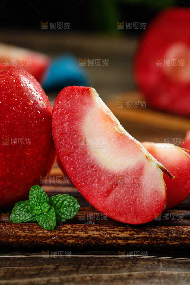 深底上的红肉苹果