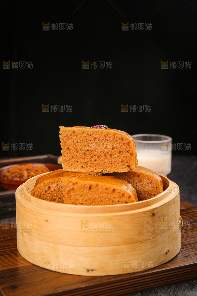 深底上的红糖红枣发糕