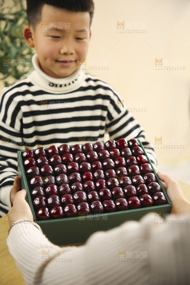 手里拿着车厘子