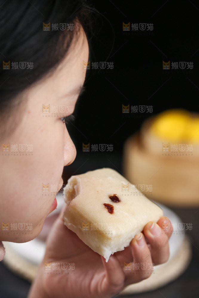 深底上的白糖发糕