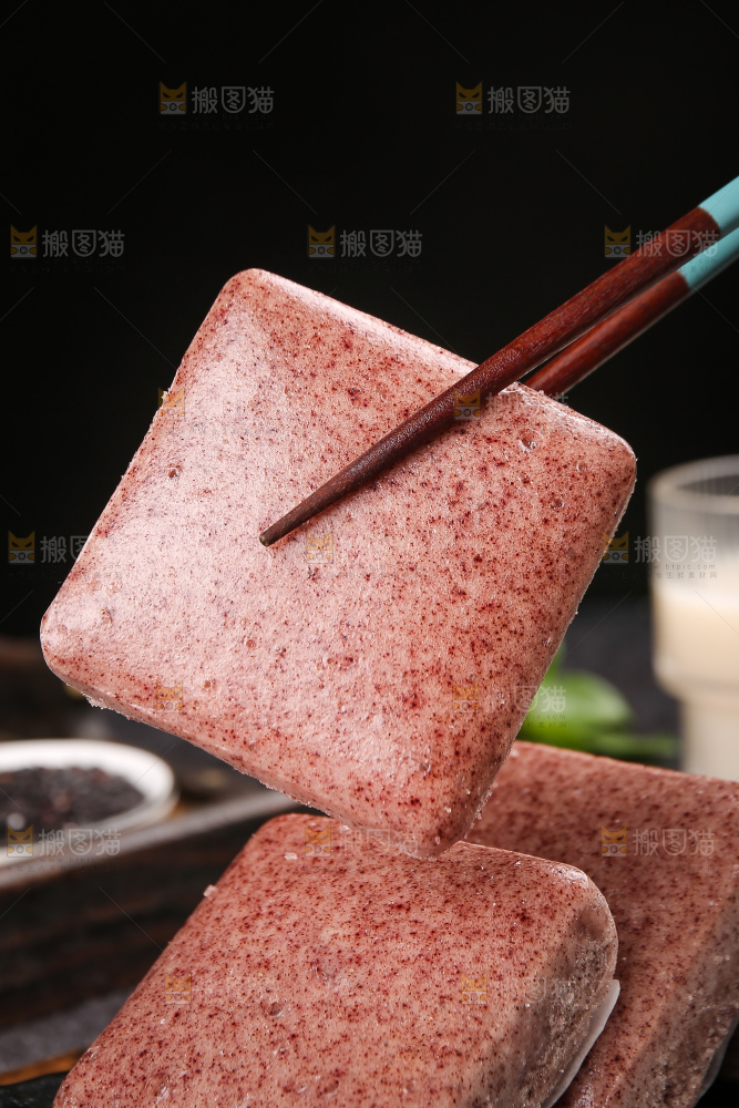 深底上的黑米发糕
