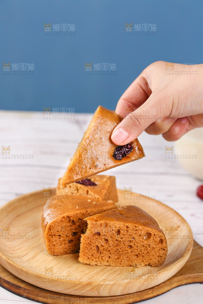浅底上的红糖红枣发糕