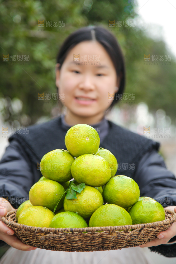 手里拿着建阳桔柚