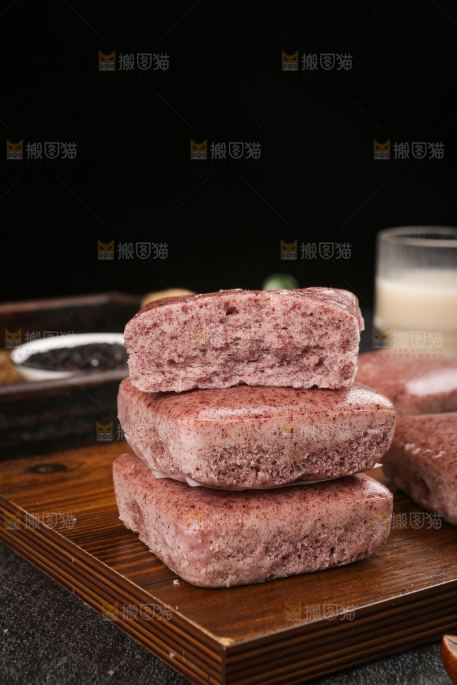 深底上的黑米发糕
