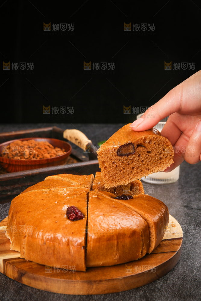深底上的红糖红枣发糕