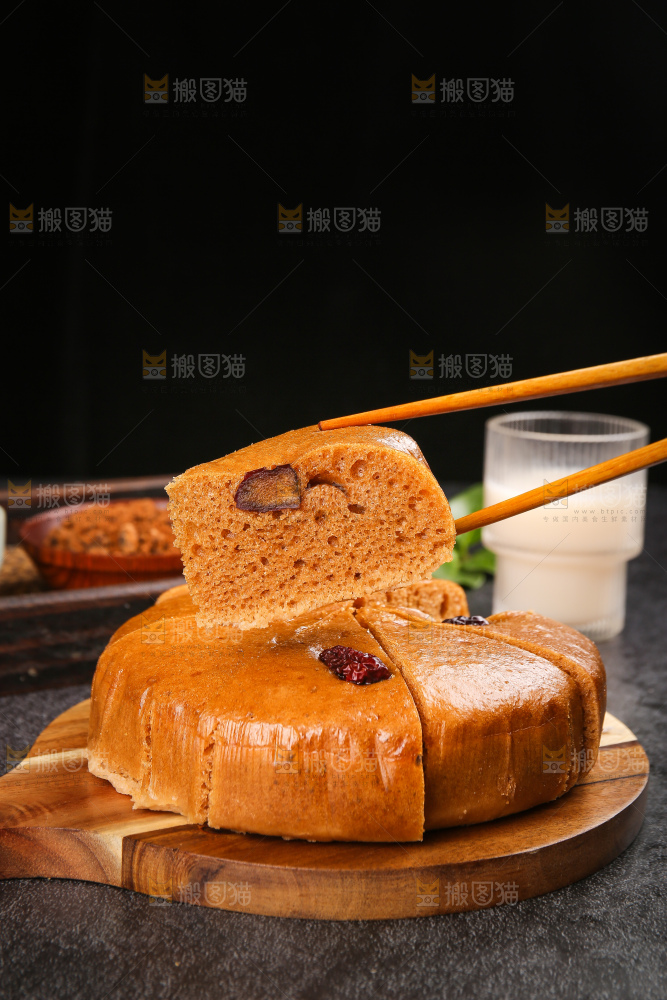 深底上的红糖红枣发糕
