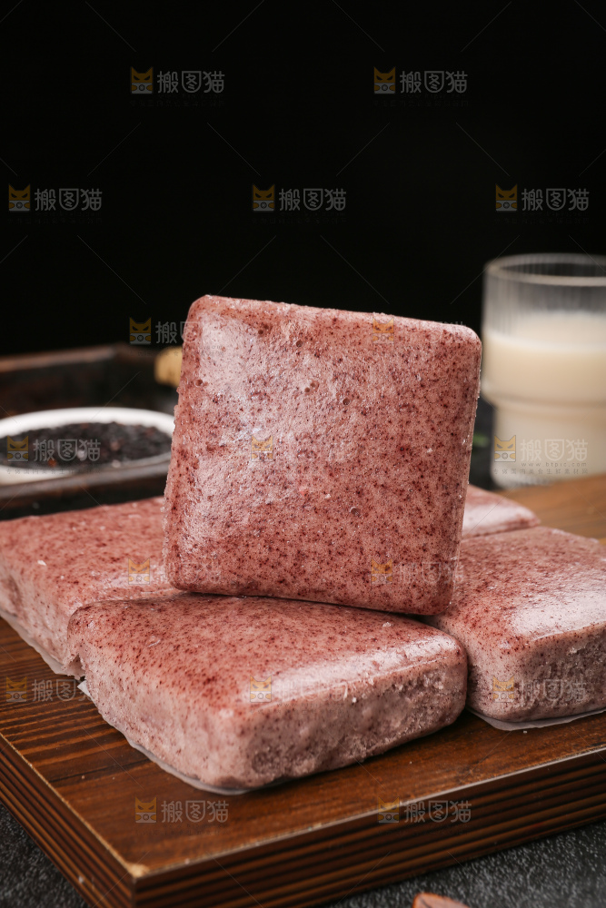 深底上的黑米发糕