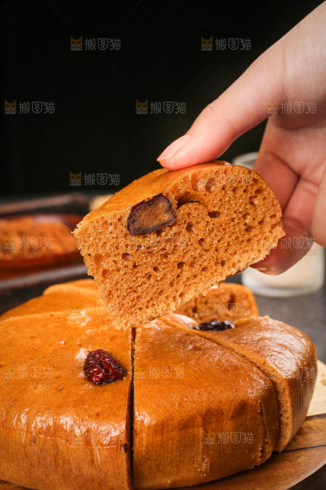 深底上的红糖红枣发糕