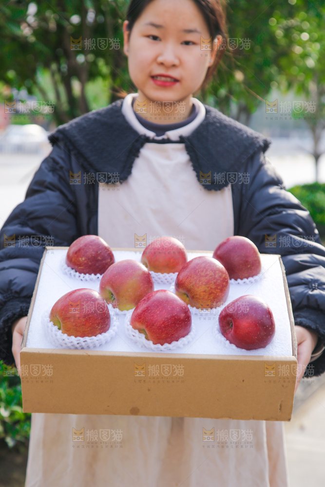 手里拿着丑苹果