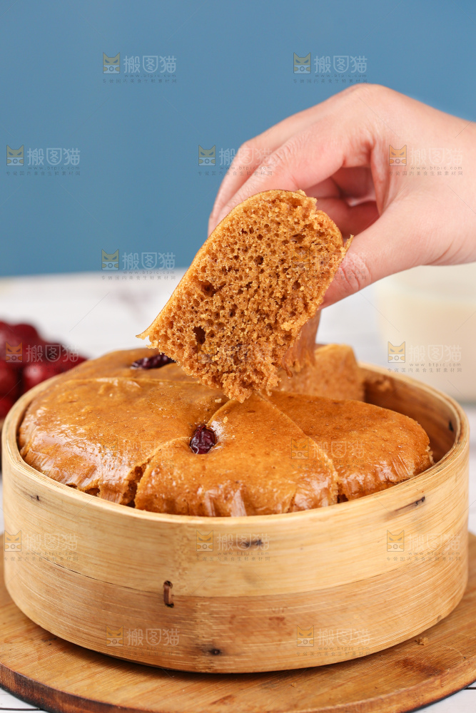 浅底上的红糖红枣发糕