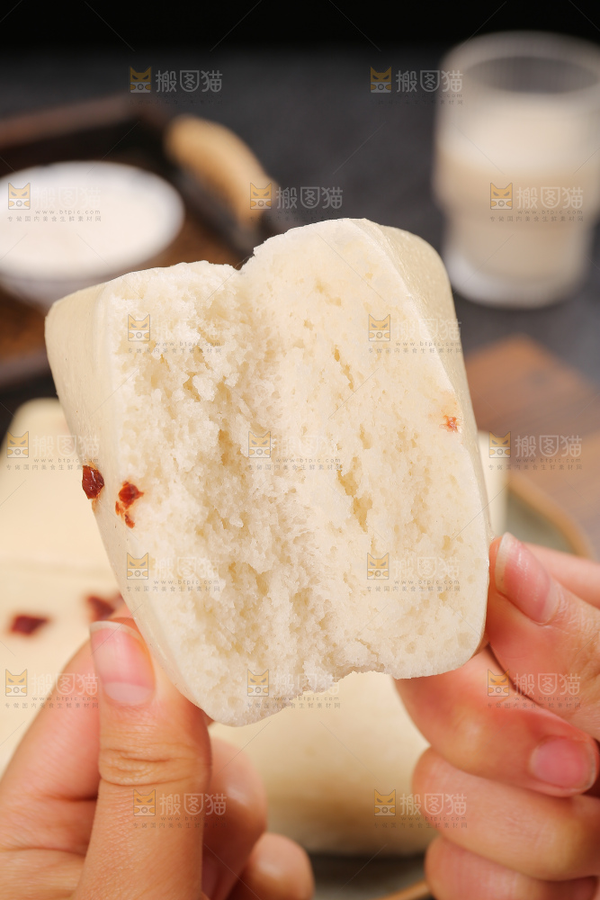 深底上的白糖发糕