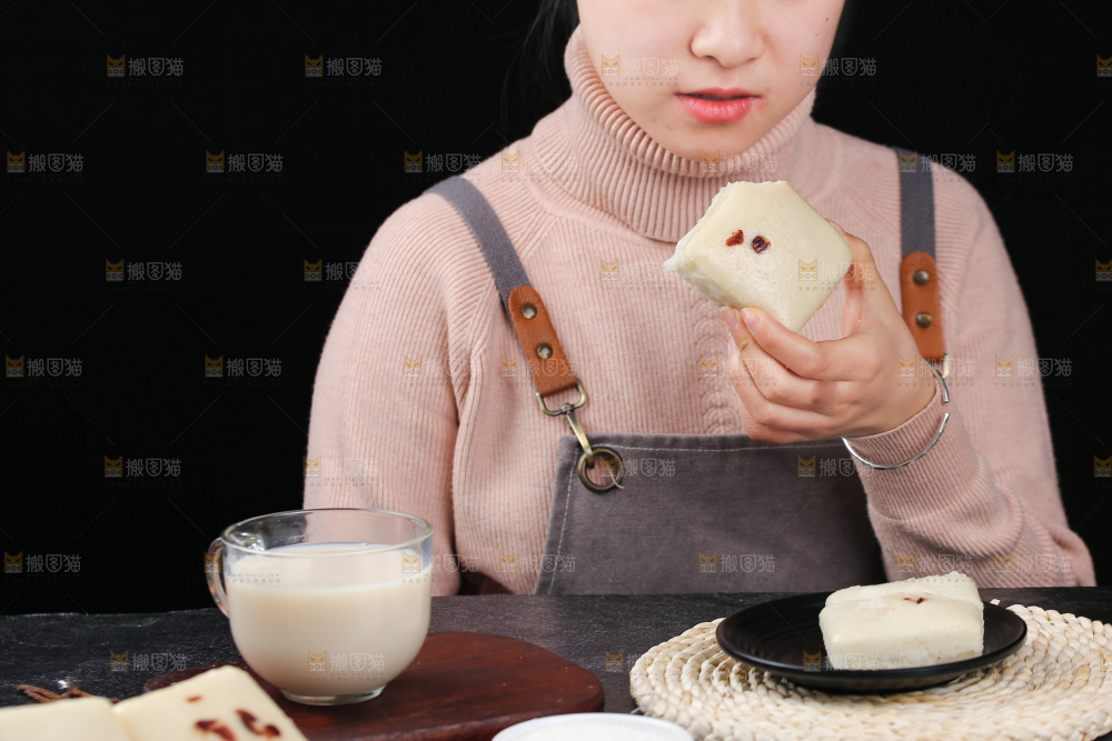 深底上的白糖发糕