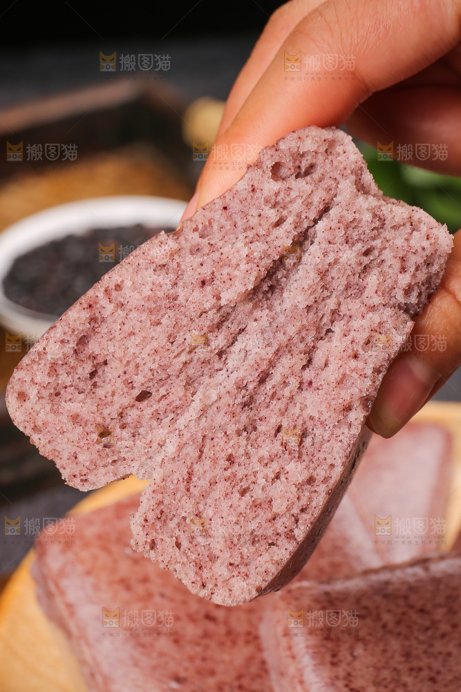 深底上的黑米发糕