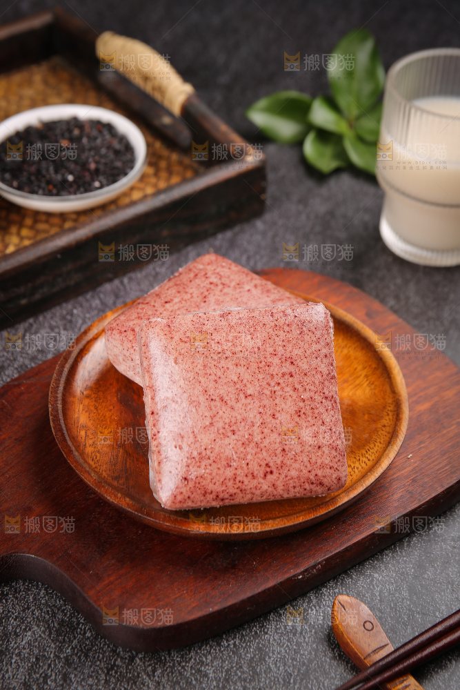 深底上的黑米发糕