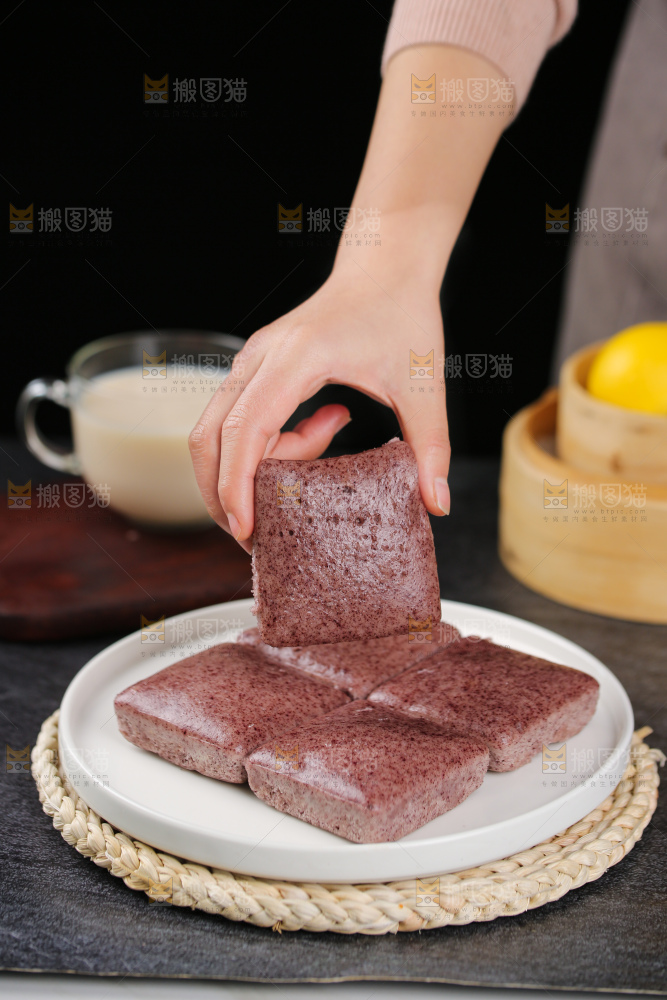 深底上的黑米发糕