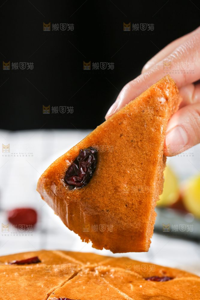 浅底上的红糖红枣发糕