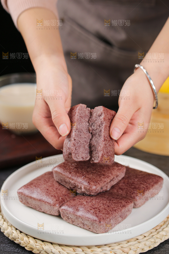 深底上的黑米发糕