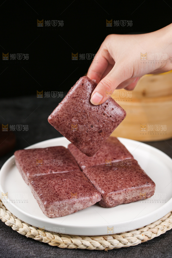 深底上的黑米发糕
