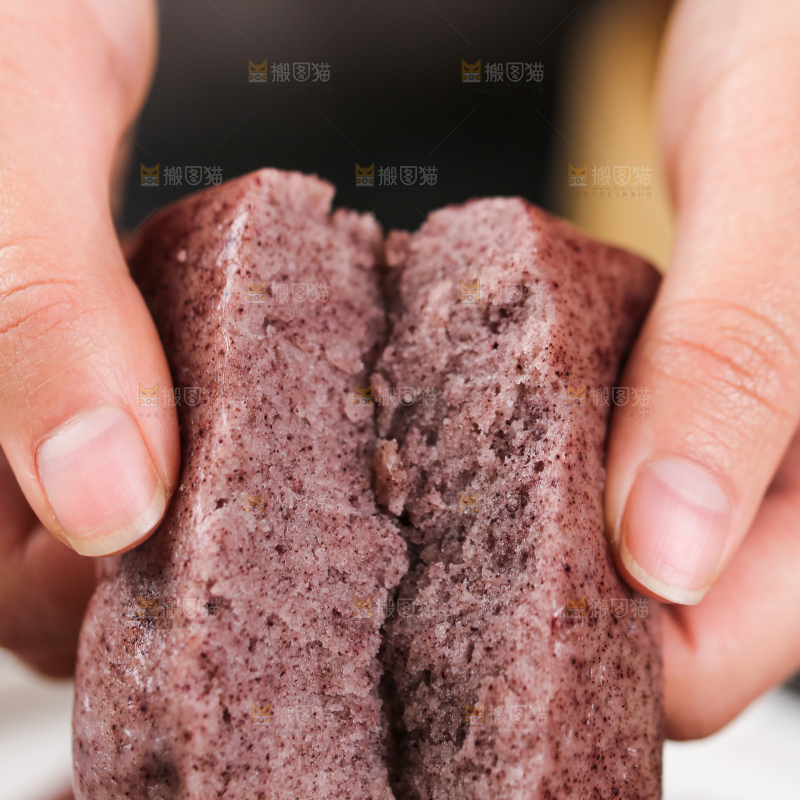 深底上的黑米发糕