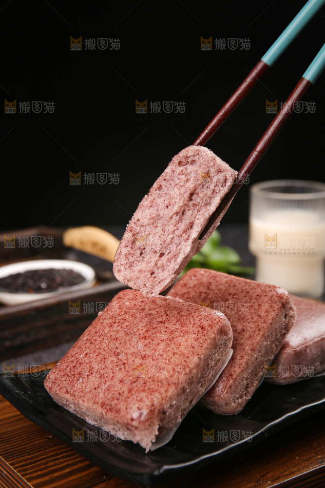 深底上的黑米发糕
