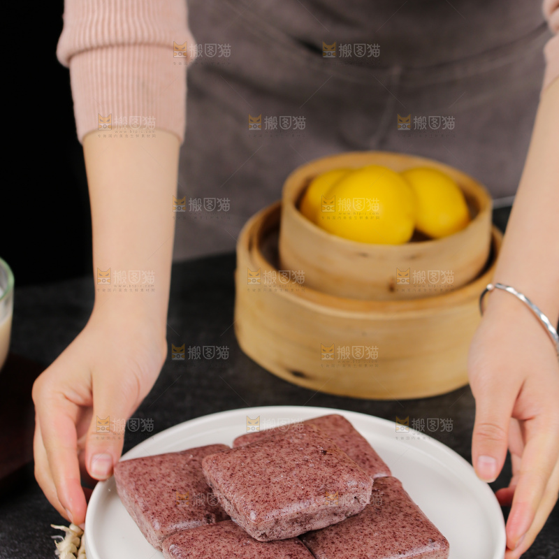 深底上的黑米发糕