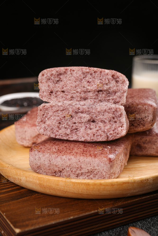 深底上的黑米发糕