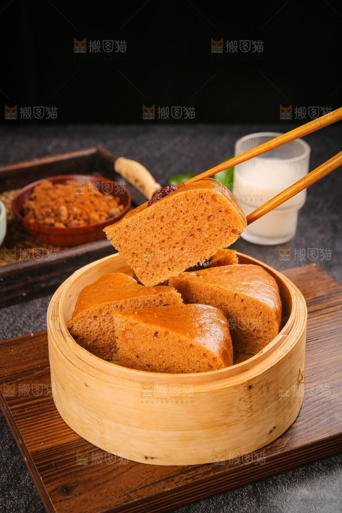 深底上的红糖红枣发糕