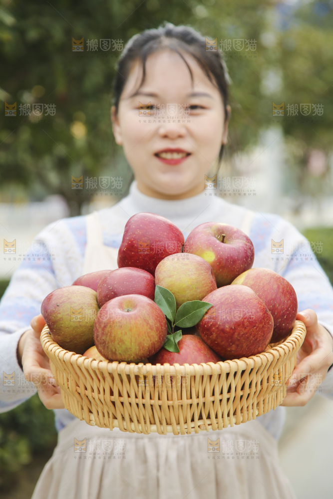 手里拿着丑苹果