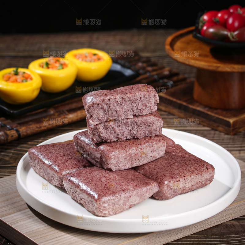 深底上的黑米发糕