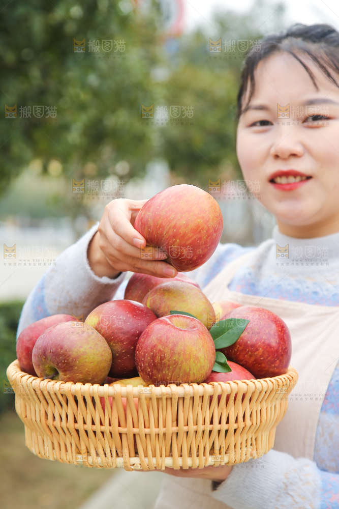 手里拿着丑苹果
