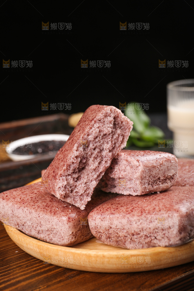 深底上的黑米发糕