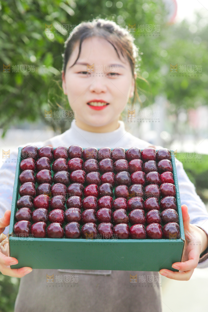 手里拿着车厘子