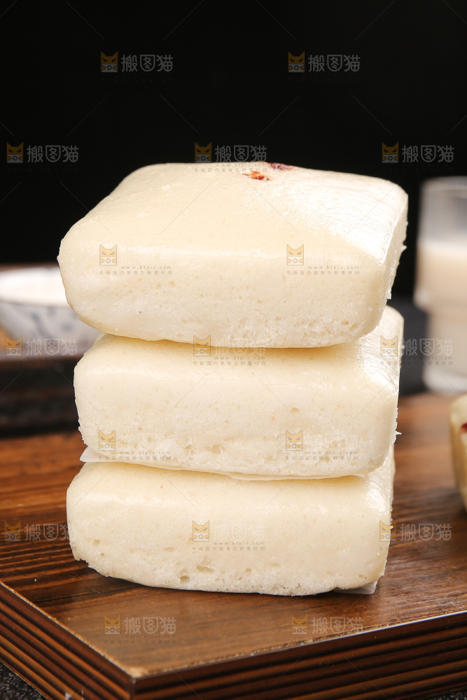 深底上的白糖发糕