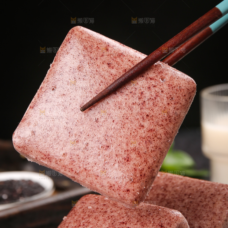 深底上的黑米发糕