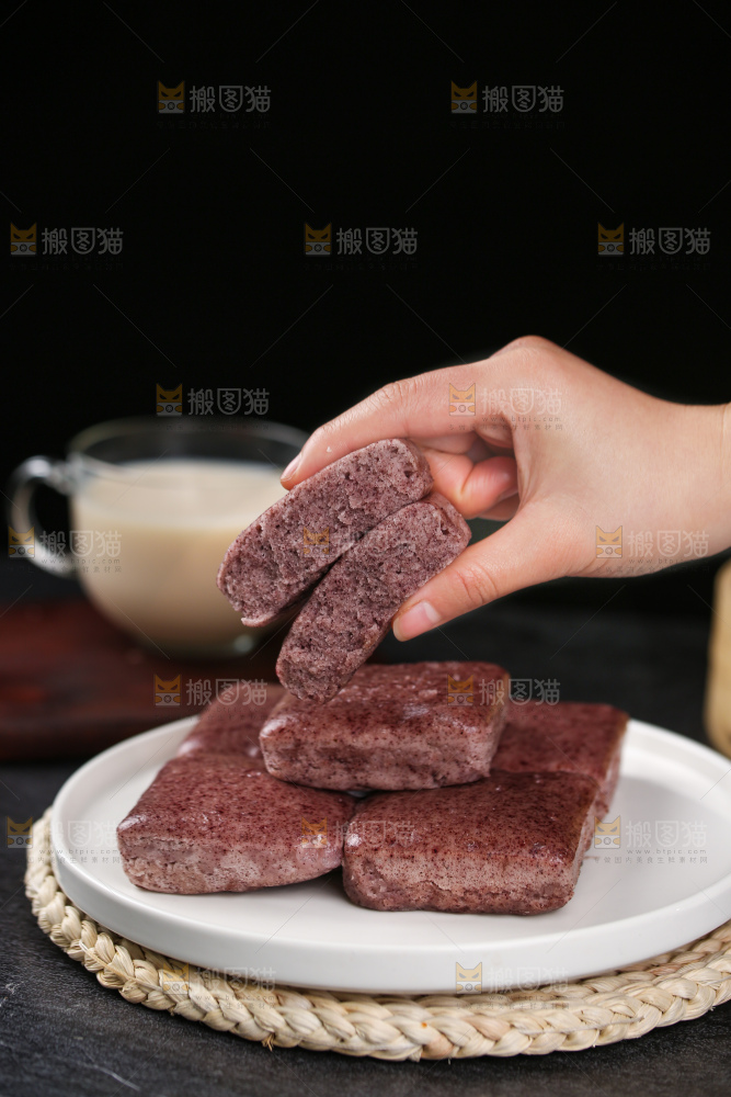深底上的黑米发糕